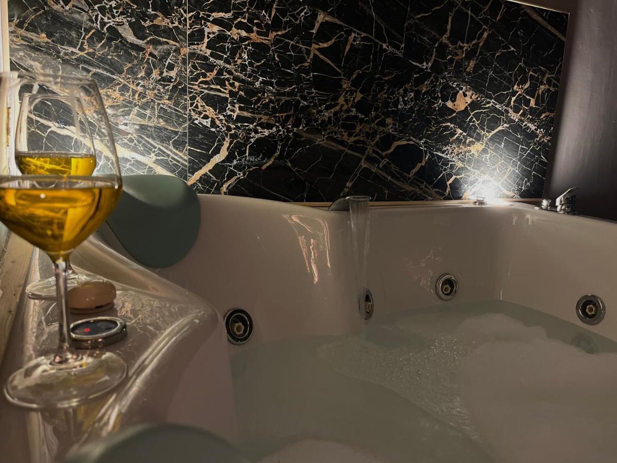 Wineexperience- Wine&Jacuzzi Suite 레체 외부 사진